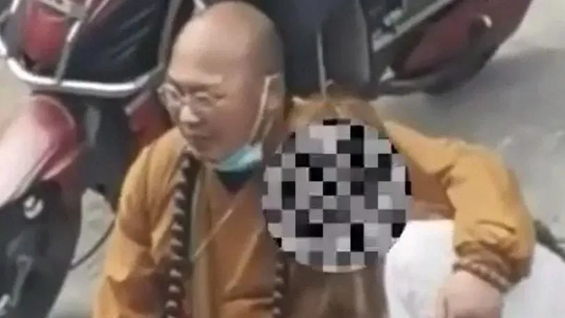 影/六根不淨？「和尚」當街摟女談笑　官方：假冒僧人警已介入調查