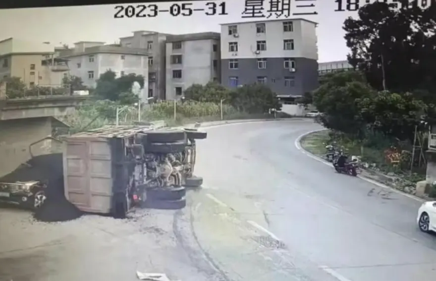 貨車「超載25倍滾燙瀝青」翻車！母子遭活埋慘死　家屬哭喊：嚴懲肇事司機