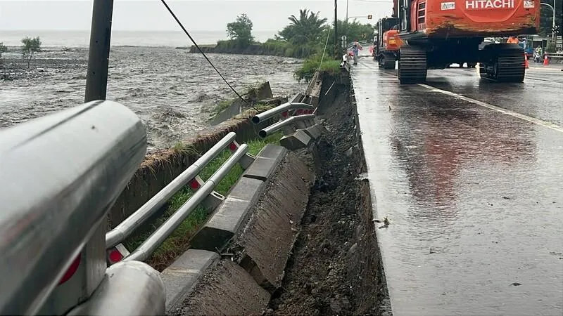 南迴公路大溪段北上路基坍方　緊急實施交管