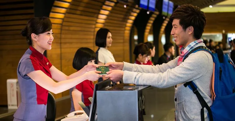 華航開放空服員戴眼鏡　虎航將跟進啟動換新制服