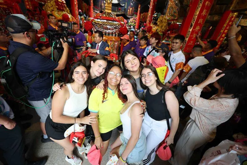 大甲媽祖乘新轎起駕！外國人也瘋媽祖　丹麥正妹：很有趣