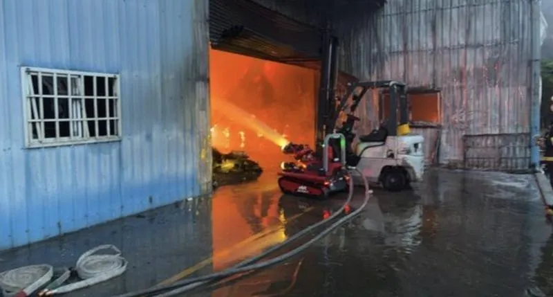 影/濃黑煙直竄天！彰化倉庫大火幸無人傷亡　起火原因待查