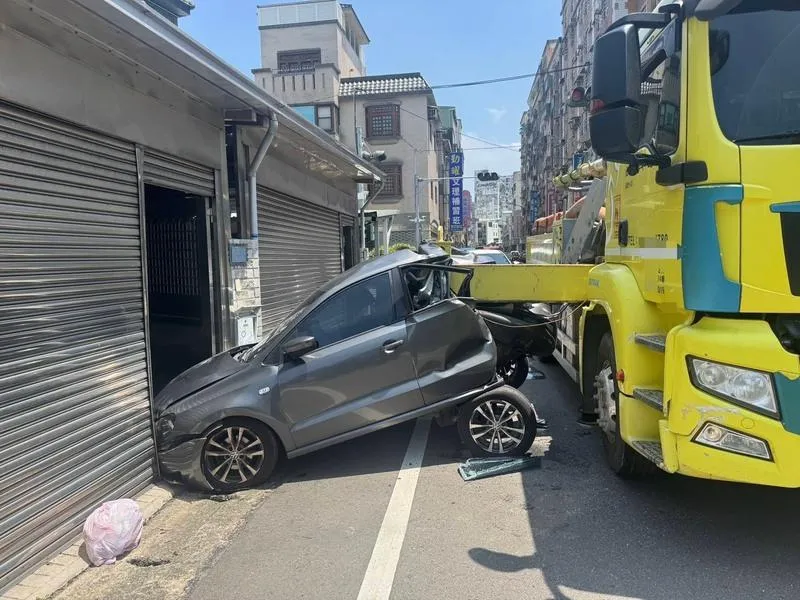 影/苗栗灌漿車支架滑脫變「掃堂腿」！　剷飛小車秒成廢鐵