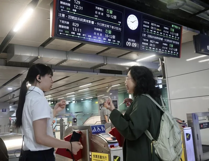 巴威颱風假宣布！台北高鐵南下班班大爆滿「擠成一團」