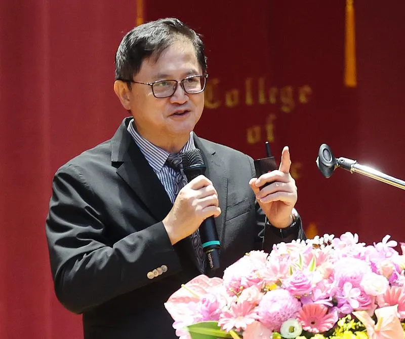 快跟加油站合照！童子賢台師大畢典拋預言：10年後燃油車消失