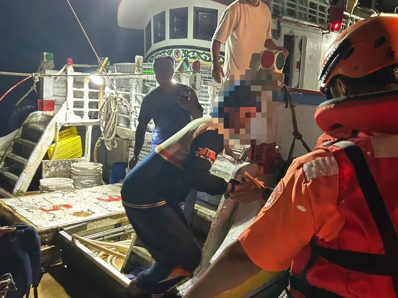 影/澎湖「昇明利6號」印尼漁工斷指　海巡漏夜救援送醫