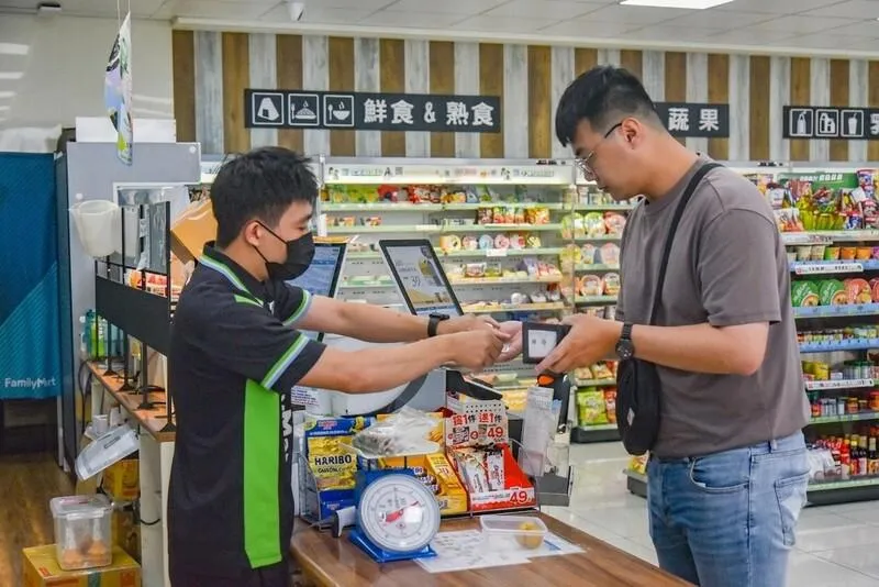 嘉義市「獨嘉」優惠！全家超商回收廢電池、舊3C加碼抵用金
