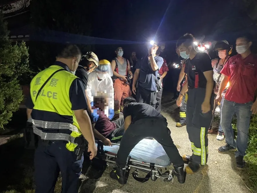 失智翁山區走失！警消靠定位手錶搜山　凌晨墓碑旁神奇尋獲