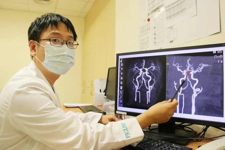 85 歲翁大叫一聲「人變傻」竟腦中風！ 醫機警做這事撿回一 命　還能趴趴走