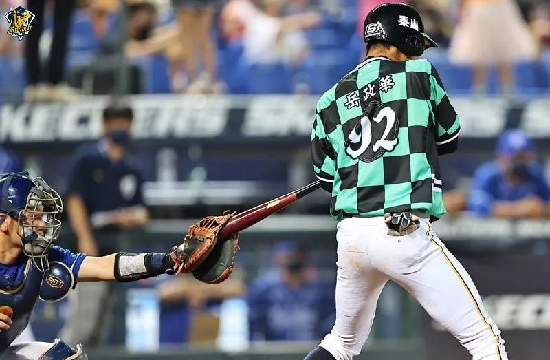 捕手夾住球棒！富邦妨礙打擊　中職史上首見