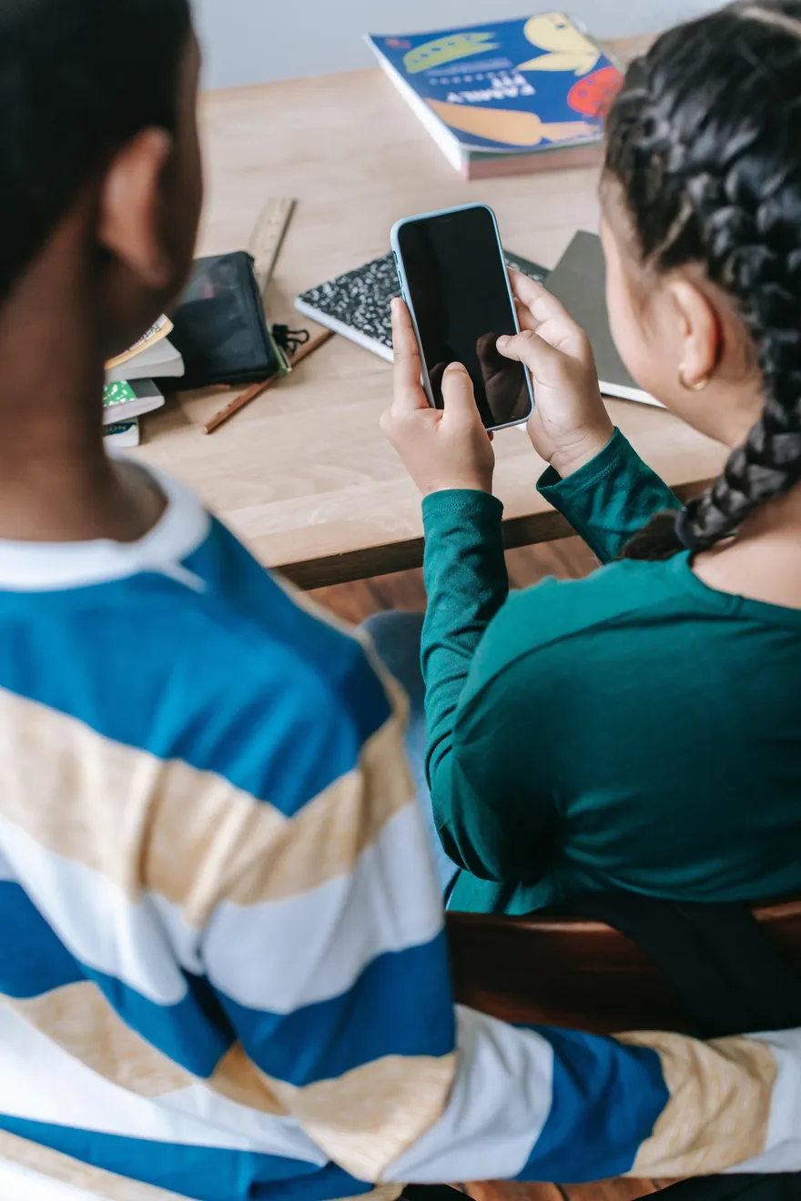 用手機帶小孩！韓國民調：七成家長靠3C哄孩子　兒童手機成癮問題嚴重