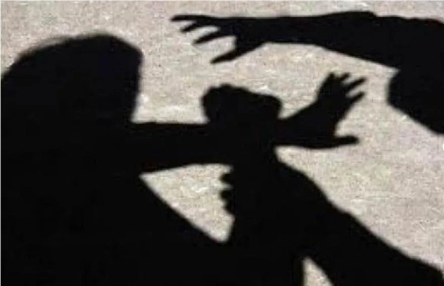 菜刀襲妻「朝胸頸部猛刺」！不滿妻帶小孩外宿　狠男怒下殺手…抄刀狂追殺