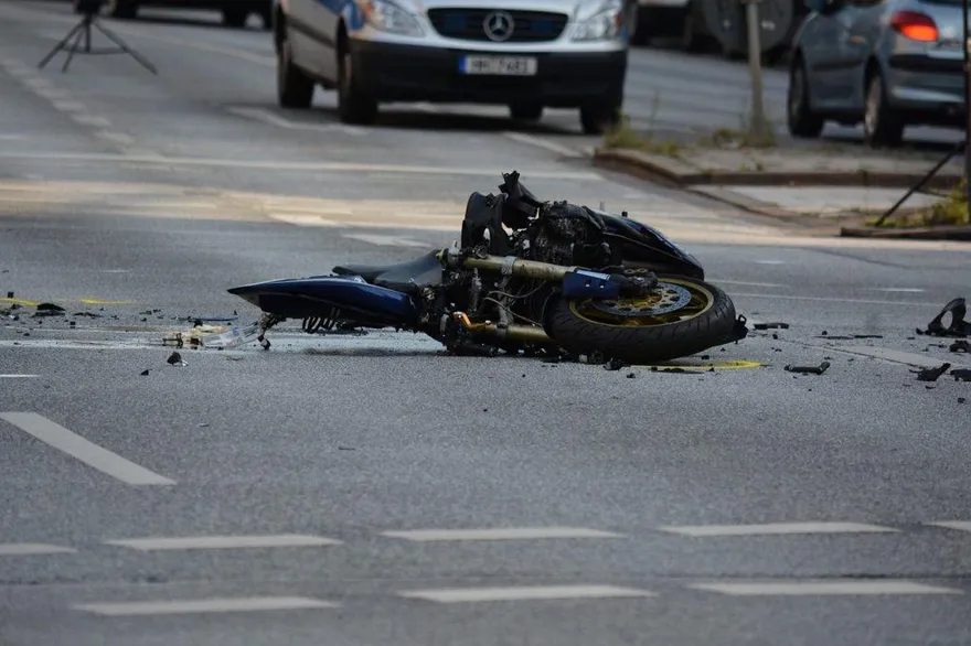 擦撞過馬路童「騎士甩飛撞電桿」！新北驚悚死亡車禍…他慘癱倒→胸腔內出血不治