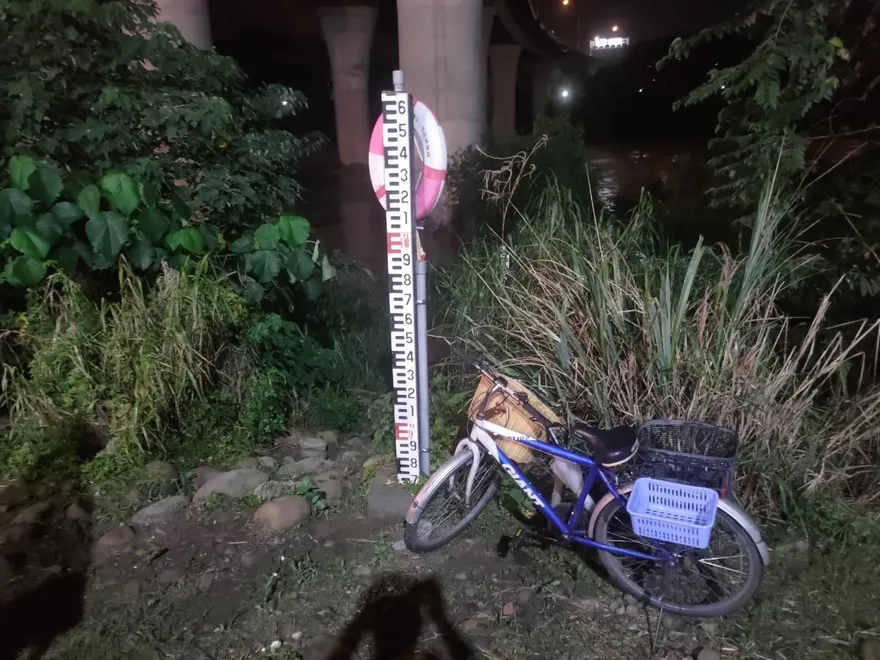 新北市新店傳一男釣客失蹤　警消沿河岸搜尋中