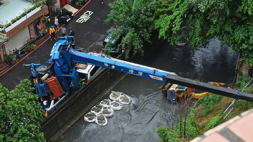 快訊／梅花颱風暴雨來襲！中和「吊車翻覆」慘壓2轎車　怪手詭異掉入瓦窯溝