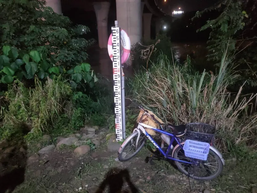衝河堤釣魚消失一整天！新北64歲男詭失蹤「只剩腳踏車」　警消擴大搜索仍找嘸
