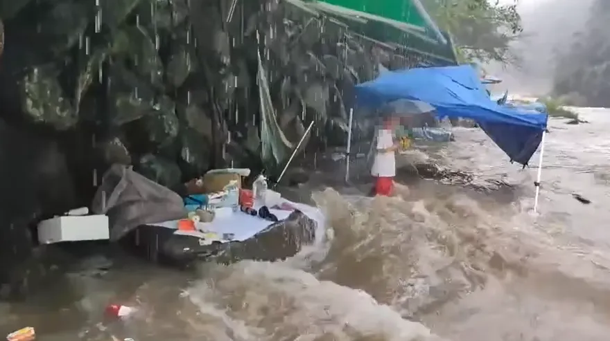 誇張！大豹溪水暴漲還在收桌椅　帳篷角露餡竟是「紅十字會水上大隊」