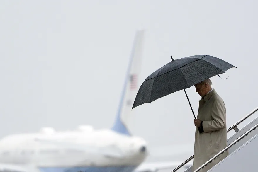 911恐攻屆滿21周年！拜登「雨中獻花」緬懷悼念：悲傷是我們為愛付出的代價