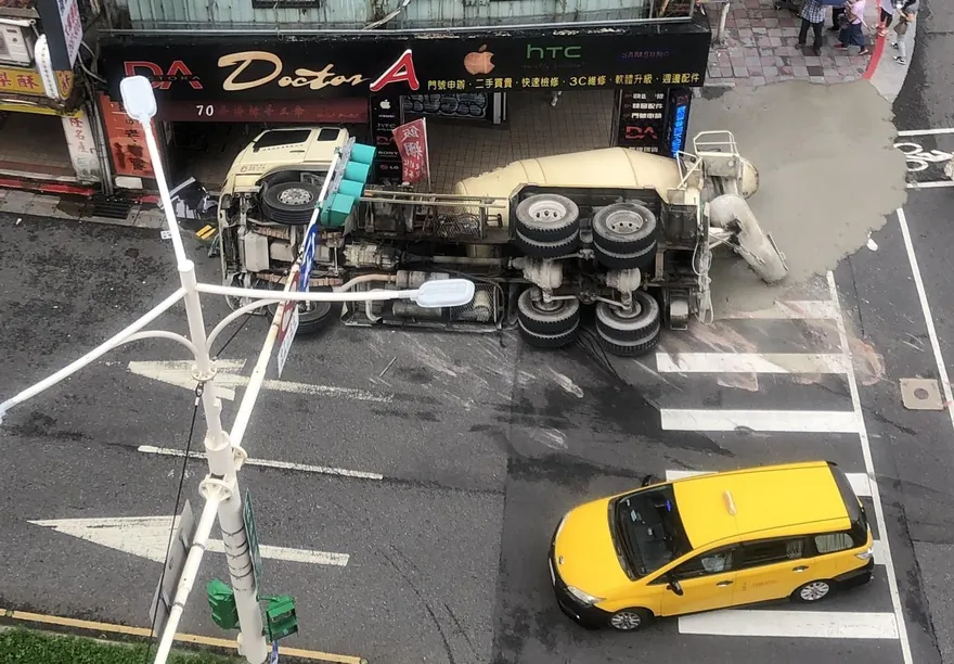 快訊／林森北路「預拌車翻覆」！滑進人行道險衝店家　水泥噴滿地畫面曝光