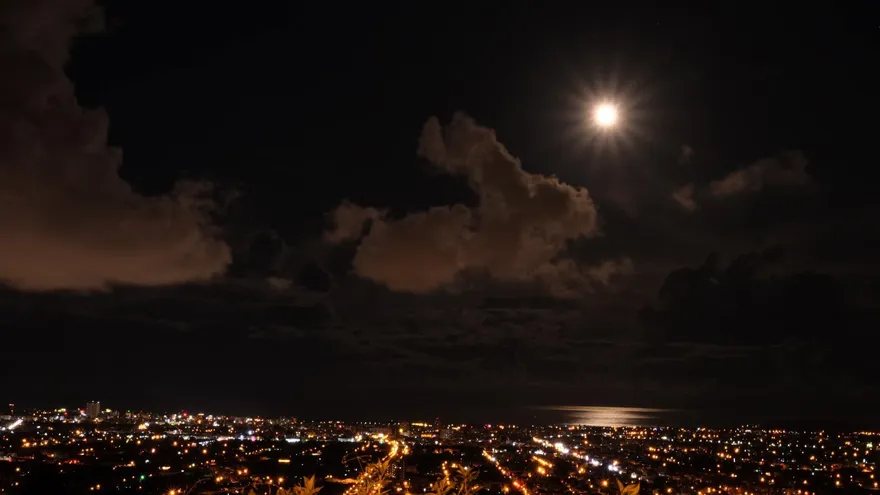 「兔子奔月」是真的！花蓮中秋夜空驚見「黑白雙兔」　萌翻網友：超可愛的啦