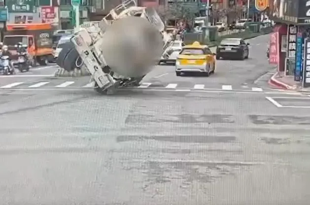 水泥車「過彎壓車」翻覆撞騎樓！他中秋連假喝茫上路　遭逮瞎稱：是酒還沒退