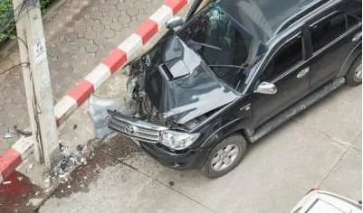 小貨車消防隊門前撞斷紅綠燈桿　駕駛卡車內警消聞聲救人