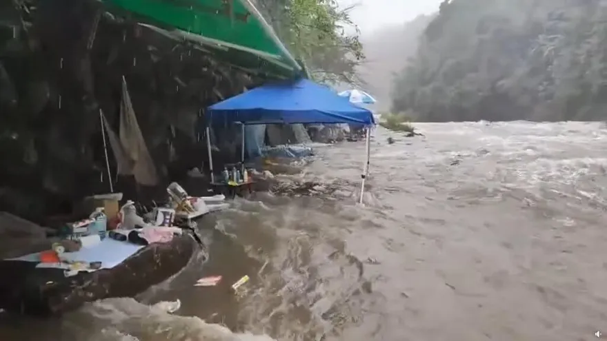 驚悚影片曝！大豹溪暴漲　沖走民眾烤肉架、帳篷　消防局：自救靠3招