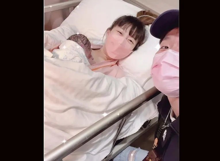 兒子坐火箭來了！李智凱升格當奶爸　一家3口曬合照