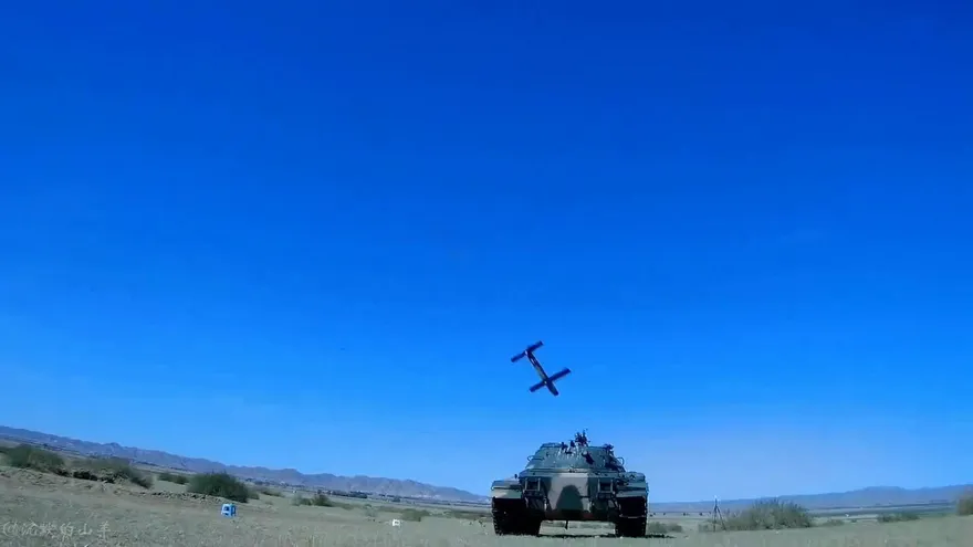 影／陸版「彈簧刀」巡飛無人機發射罕見曝光 精準命中15公里外地面坦克靶車
