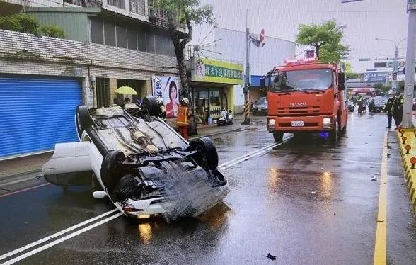 撞分隔島辯稱撿東西！他脫困滿身酒氣…　坦承下班前幹了這檔事