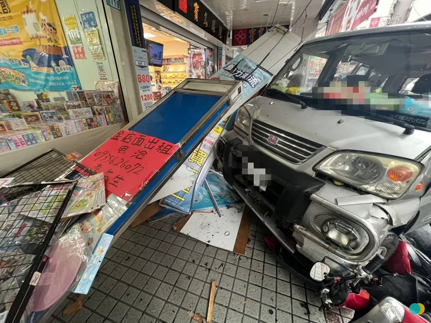 驚悚失控！三峽廂型車暴衝撞人行道　毀10輛汽機車連柱子都撞斷