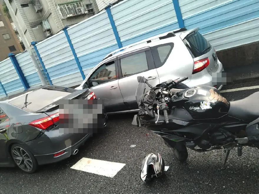 快訊／新生高架3車連環撞！重機慘夾中間…騎士「捲入車底」無呼吸心跳