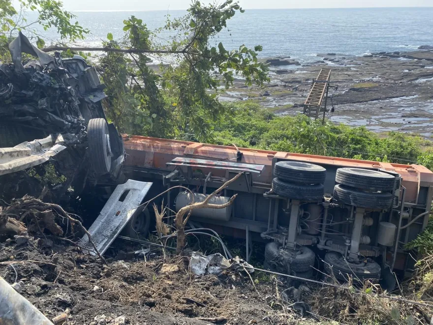 快訊／衝撞護欄後翻覆！聯結車撞毀台鐵電線桿　大里＝福隆雙向列車一早慘延誤