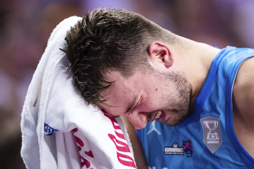 別再對裁判抱怨了！唐西奇犯滿退場　波蘭爆冷擊敗衛冕軍晉級4強