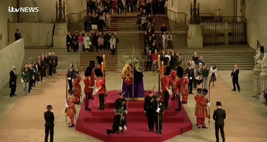 英國女王靈柩開放瞻仰人龍綿延4.8公里 西敏廳守靈衛兵一度昏倒重摔