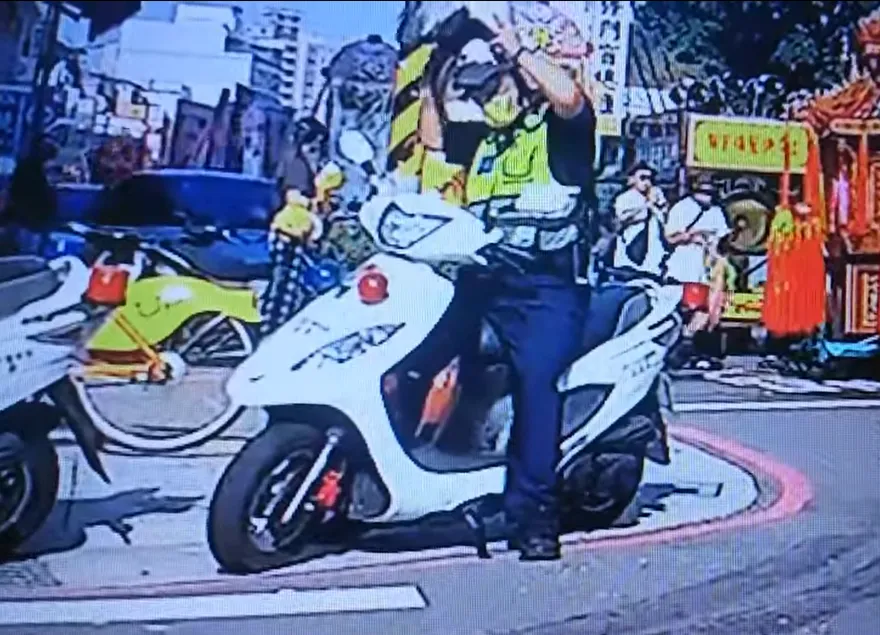 頭變大了？警戴安全帽前忘記一件事　網友笑翻：「我好像也做過」