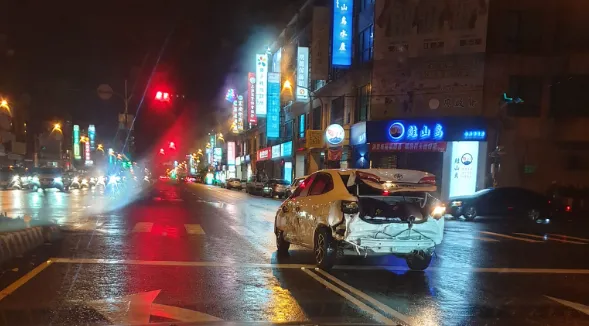 馬路驚見「霍爾的移動超跑」？　宜蘭當地人曝：車上一堆蟑螂爬來爬去