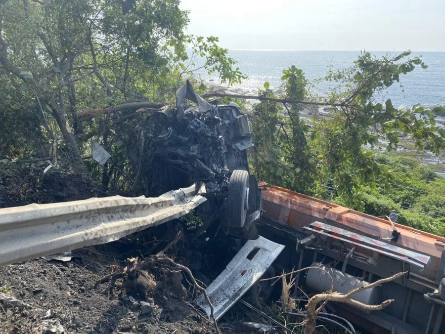 快訊／卡車衝破護欄…害台鐵「福隆—大里」停駛！最快「恢復通行時間」出爐