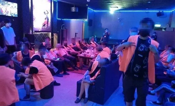 卡拉OK藏天九牌賭場！警摸黑攻堅包抄　35賭客不逃了大廳就逮