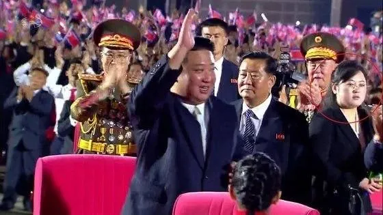 「金」女郎再+1？金正恩身旁出現神秘女伴 身份成謎外界關注