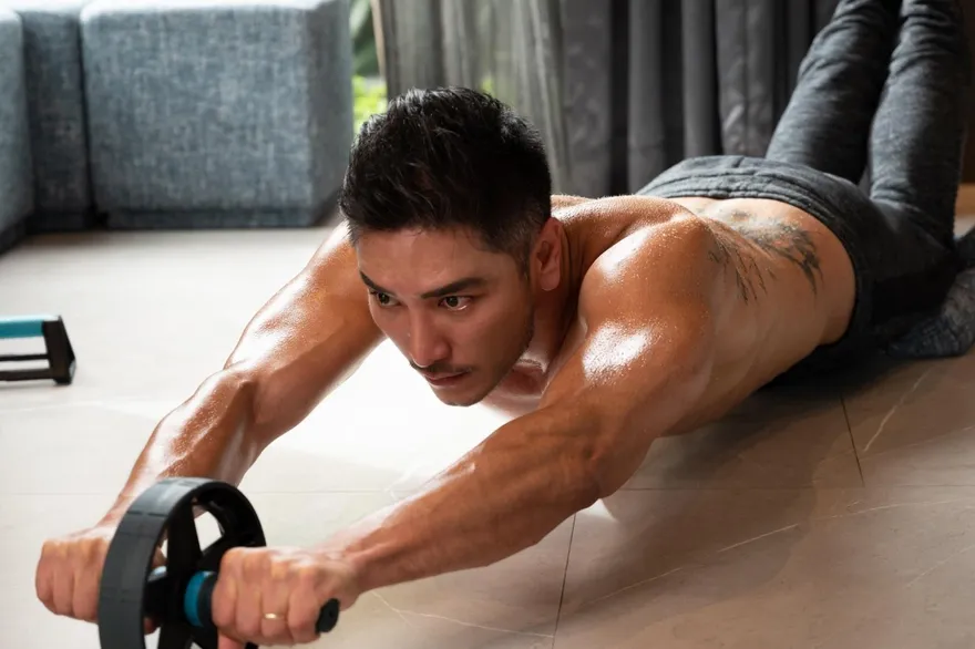 餓了只吃海苔…男星脫了「肌肌上抹油」超吸睛！他「1天1餐」曝超狂健身秘訣