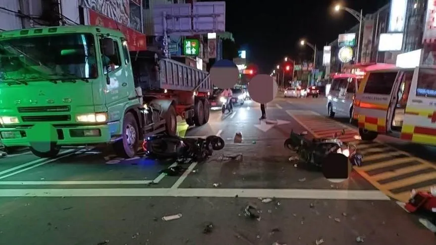 印尼僑生無照騎車闖紅燈　撞2機車釀禍還傷到兒童　1女送醫不治