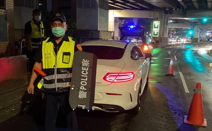 員警「臂盾」重裝上陣　臨檢逮獲妨害自由通緝犯　搜出尖刀及吸毒器具