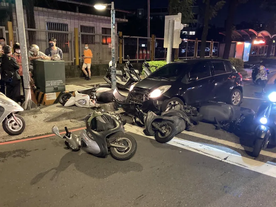 意外查獲！車輪爆胎撞4等紅燈機車　駕駛揹2條通緝遭逮