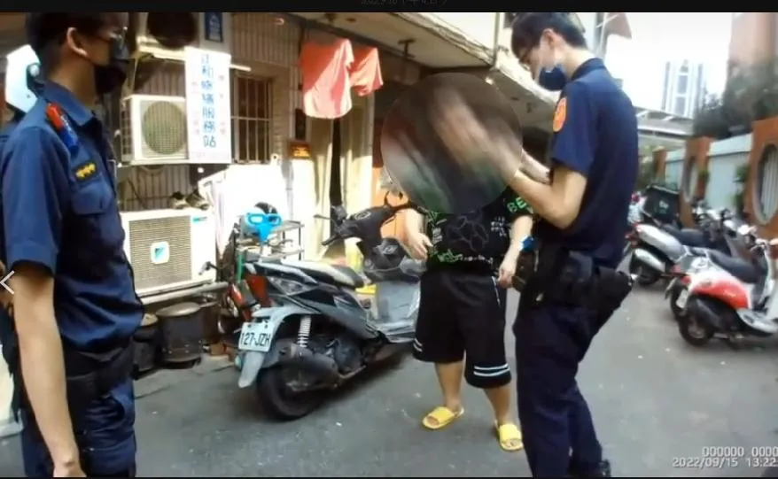 抓到人了！莽漢持刀追砍高中生後竟說「認錯人」　遭警強制送療養院