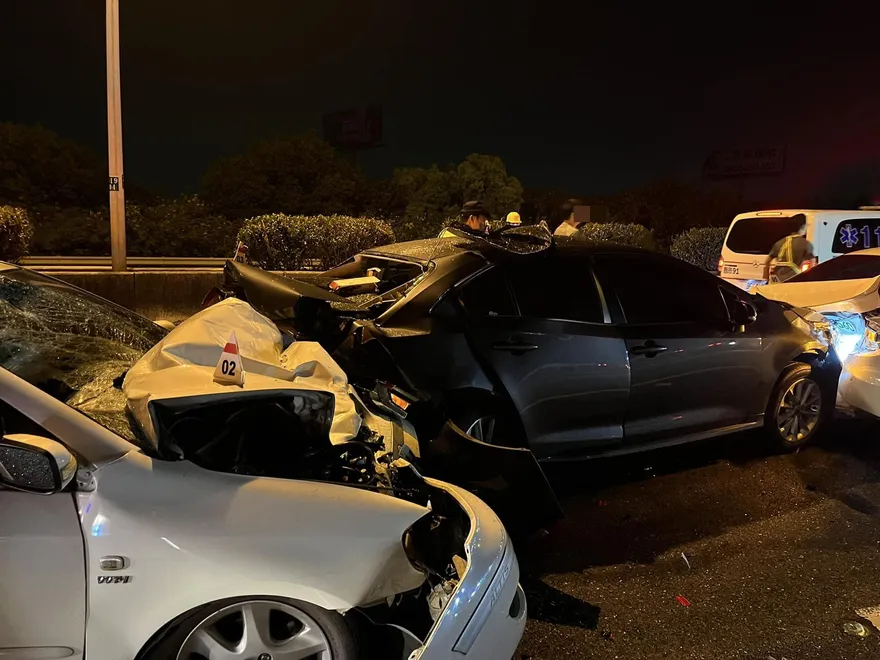 快訊／「甩飛20m砸地」車頭淪廢鐵！國1永康段死亡車禍　4車撞一團…他下車秒遭撞噴