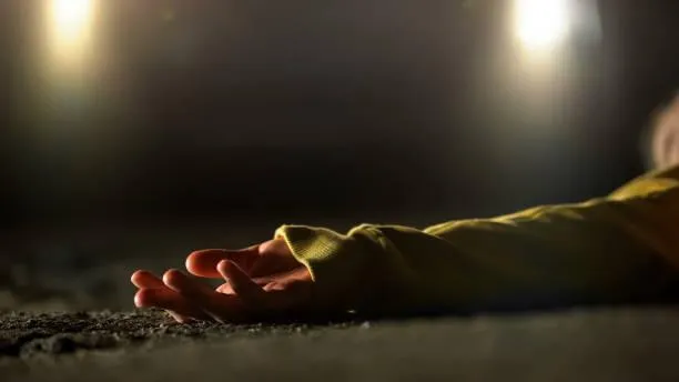 看不爽就揍！詭男「一拳爆頭」笑著走　他腦出血倒地…搶救2天亡