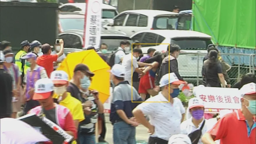 畫面曝光！蔡英文基隆輔選蔡適應　持刀男闖入割傷員警