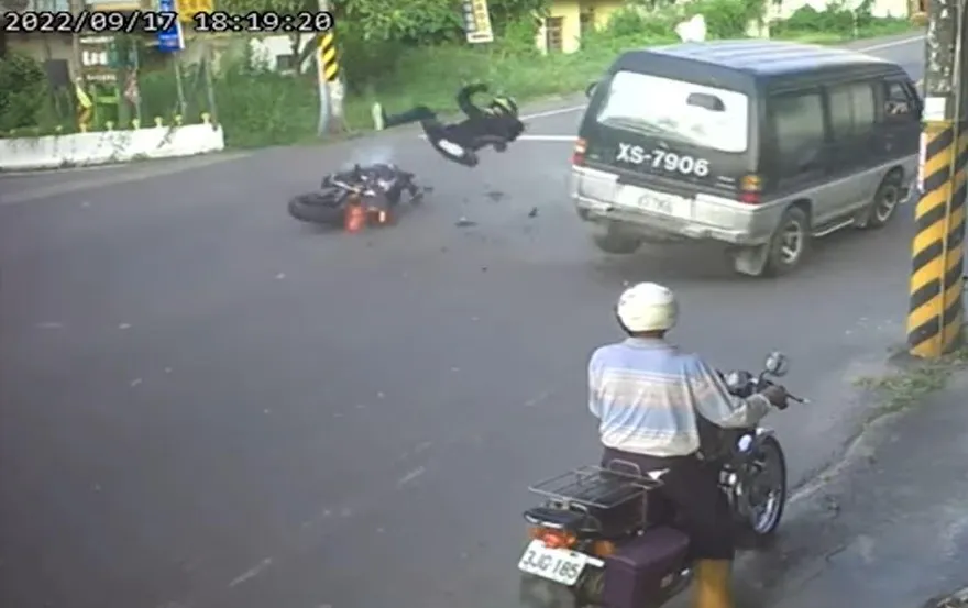 攔腰猛撞「車頭碎裂人甩飛」！撞歪廂型車恐怖車禍　騎士拋半空重摔→無意識癱地