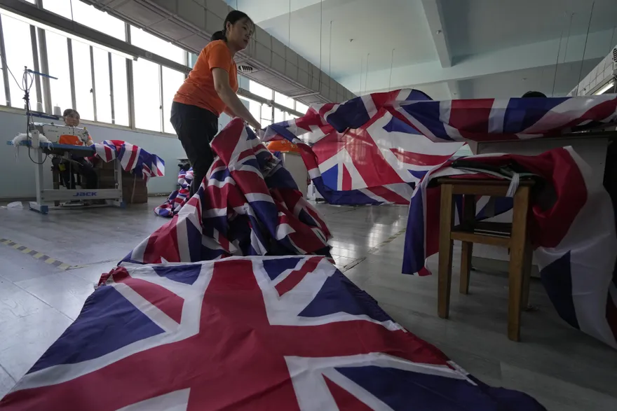 英女王才逝世就接千萬元訂單！陸工廠當周緊急趕工50萬面英國國旗